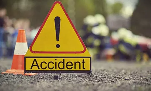 ഗോ​ത​മ്പ് ക​യ​റ്റി​യ ലോ​റി മ​റി​ഞ്ഞ് ല​ക്ഷ​ങ്ങ​ളു​ടെ ​ന​ഷ്ടം