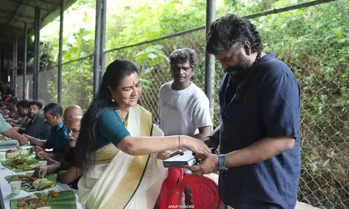 ആശ സെറ്റിൽ ഓണം ആഘോഷിച്ച് ഉർവശിയും ജോജുവും; ചിത്രങ്ങൾ വൈറൽ