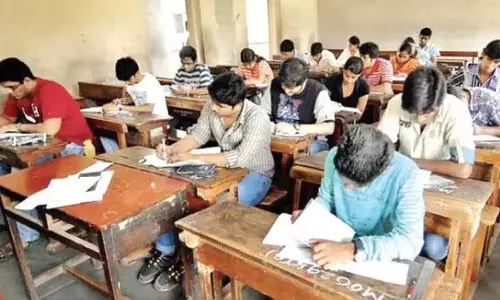 മത്സരപരീക്ഷകളിൽ സ്ക്രൈബുകൾക്ക് നിയന്ത്രണവുമായി കേന്ദ്രം; ഇനി പകരക്കാരനെ പരീക്ഷാ ഏജൻസി നൽകും