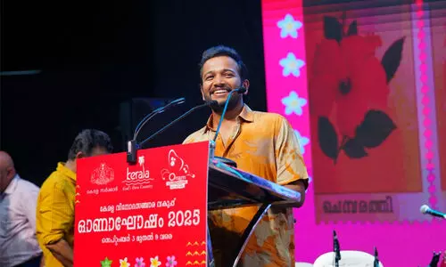 അന്ന് നിയമസഭക്ക് മുന്നില്‍ നിന്ന് ആട്ടിയോടിച്ചു, ഇന്ന് അതേ സ്ഥലത്ത് മുഖ്യമന്ത്രിക്കൊപ്പം സദ്യ കഴിച്ചു -ബേസിൽ ജോസഫ്