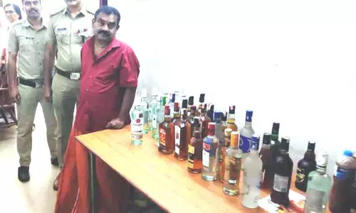33 ലിറ്റര്‍ വ്യാജമദ്യവും രണ്ട് ലക്ഷം രൂപയും പിടികൂടി; ഒരാള്‍ അറസ്റ്റില്‍