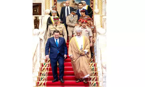 ഇ​റാ​ഖ് പ്ര​ധാ​ന​മ​ന്ത്രി​ക്ക് വ​ര​വേ​ൽ​പ്പ്;   സ​ലാ​ല​യി​ൽ സു​ൽ​ത്താ​നു​മാ​യി കൂ​ടി​ക്കാ​ഴ്ച ന​ട​ത്തി