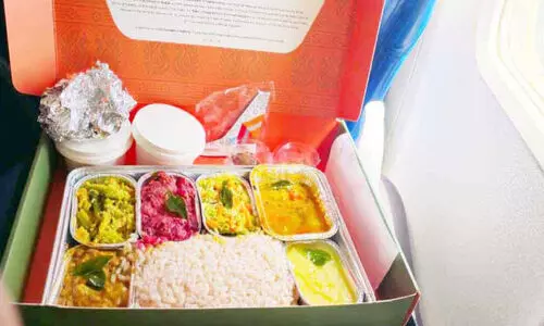 എ​യ​ർ ഇ​ന്ത്യ എ​ക്സ്പ്ര​സി​ൽ ആ​കാ​ശ​ത്ത് ‘ഓ​ണ സ​ദ്യ’