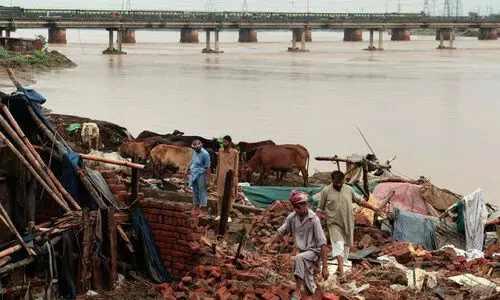 ഹിമാലയത്തിൽ കനത്ത മഴ: അതിർത്തി ഗ്രാമങ്ങൾ വെള്ളത്തിനടിയിൽ; ഇന്ത്യയിലും പാകിസ്താനിലുമായി മരിച്ചത് 1,000ത്തിലേറെ പേർ