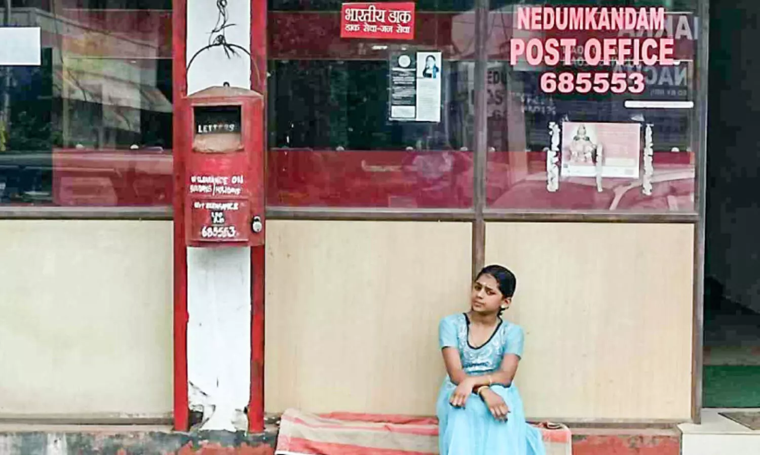 നാലുദിവസമായിട്ടും ആശംസ കാര്‍ഡുകള്‍ നല്‍കിയില്ല; പോസ്റ്റ് ഓഫീസിന് മുന്നില്‍ വിദ്യാർഥിനിയുടെ​ പ്രതിഷേധം