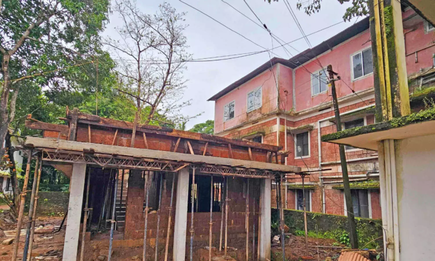 വൈ​ദ്യു​തി​ ലൈ​നി​ലെ ത​ട​സ്സം; വി​ല്ലേ​ജ് ഓ​ഫി​സി​ന്റെ നി​ർ​മാ​ണ പ്ര​വ​ർ​ത്ത​നം മു​ട​ങ്ങി