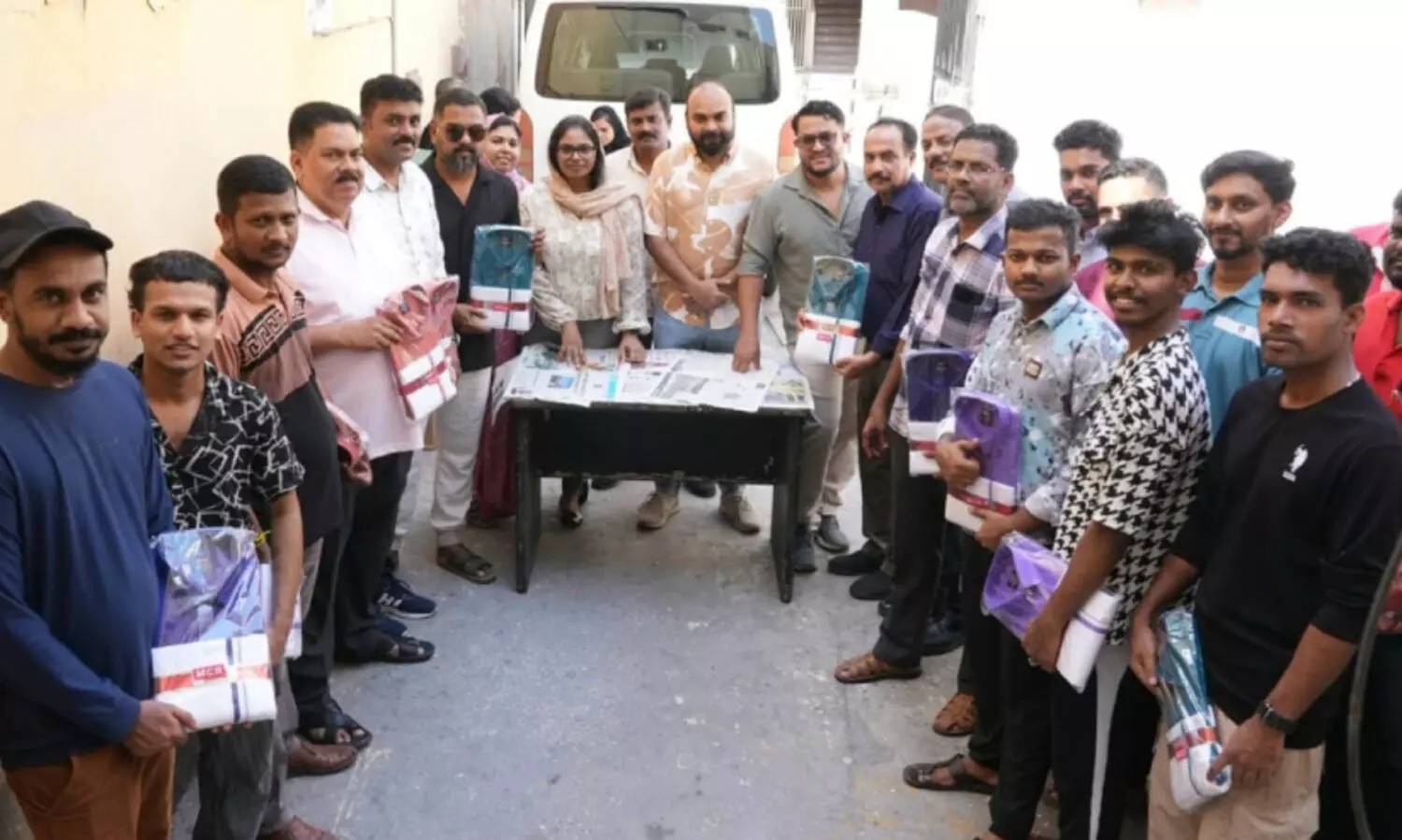 ക​നോ​ലി-​ബി.​എം.​സി ഓ​ണ​ക്കോ​ടി വി​ത​ര​ണം ചെ​യ്തു