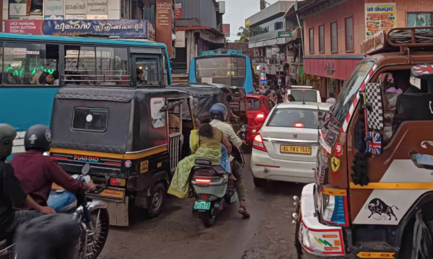 ട്രാ​ഫി​ക് പ​രി​ഷ്കാ​രം പാ​ളി; ച​ങ്ങ​രം​കു​ള​ത്ത് ഗ​താ​ഗ​ത​ക്കു​രു​ക്ക് കൂ​ടി