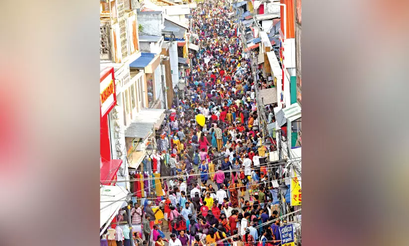ഉത്രാടപ്പാച്ചിലിൽ തെരുവുകൾ നിറഞ്ഞു; ഇന്ന് സമൃദ്ധിയുടെ തിരുവോണം... ഉത്രാടപ്പാച്ചിലിൽ തെരുവുകൾ നിറഞ്ഞു; ഇന്ന് സമൃദ്ധിയുടെ തിരുവോണം...