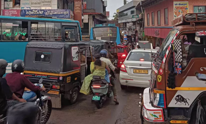 ട്രാഫിക് പരിഷ്കാരം പാളി; ചങ്ങരംകുളത്ത് ഗതാഗതക്കുരുക്ക് കൂടി ട്രാഫിക് പരിഷ്കാരം പാളി; ചങ്ങരംകുളത്ത് ഗതാഗതക്കുരുക്ക് കൂടി