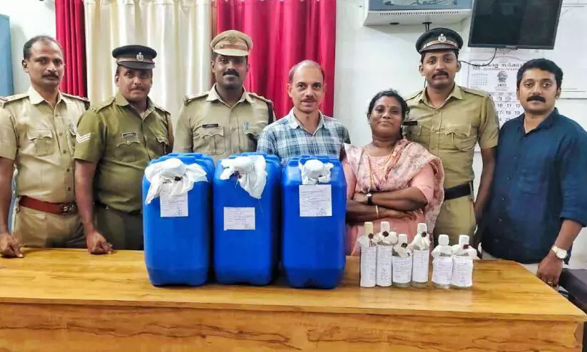 എക്സൈസിന്റെ ഓണം സ്പെഷൽ പരിശോധന; 95 ലിറ്റർ ചാരായം പിടിച്ചു എക്സൈസിന്റെ ഓണം സ്പെഷൽ പരിശോധന; 95 ലിറ്റർ ചാരായം പിടിച്ചു