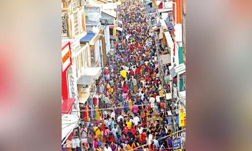 ഉത്രാടപ്പാച്ചിലിൽ തെരുവുകൾ നിറഞ്ഞു; ഇന്ന് സമൃദ്ധിയുടെ  തിരുവോണം...