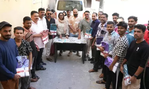 ക​നോ​ലി-​ബി.​എം.​സി ഓ​ണ​ക്കോ​ടി വി​ത​ര​ണം ചെ​യ്തു