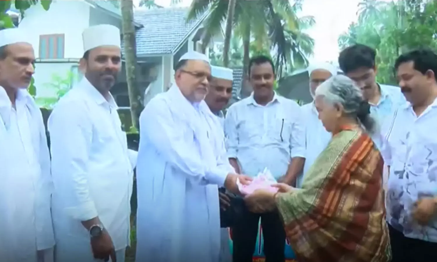മലപ്പുറത്ത് നബിദിന ഘോഷയാത്രക്കിടെ മദ്റസ ഉസ്താദുമാർക്ക് ഓണപ്പുടവ സമ്മാനിച്ച് കുടുംബം
