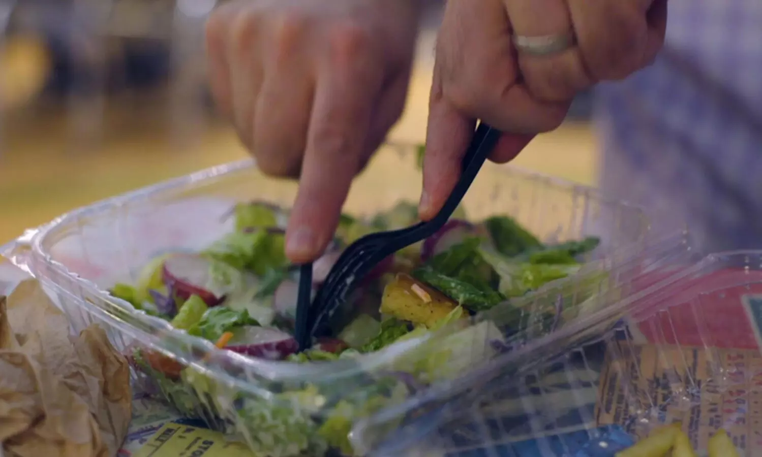 നിങ്ങൾ പ്ലാസ്റ്റിക് കഴിക്കുന്നുണ്ടോ? എങ്കിൽ അറിഞ്ഞോളൂ, മൈക്രോപ്ലാസ്റ്റിക് നിറഞ്ഞ ഈ  7 അടുക്കള ഉപകരണങ്ങളെ