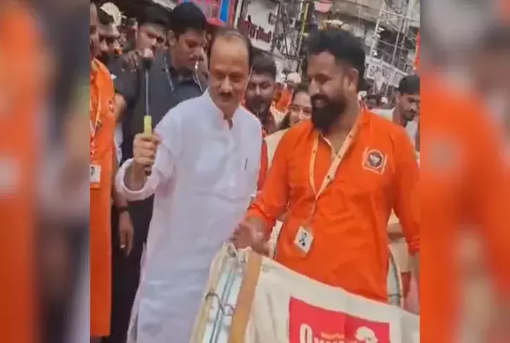 ഗണേശ ചതുർഥി ദിനത്തിൽ ധോൾ വായിച്ച് മഹാരാഷ്ട്ര ഉപമുഖ്യമന്ത്രി അജിത് പവാർ