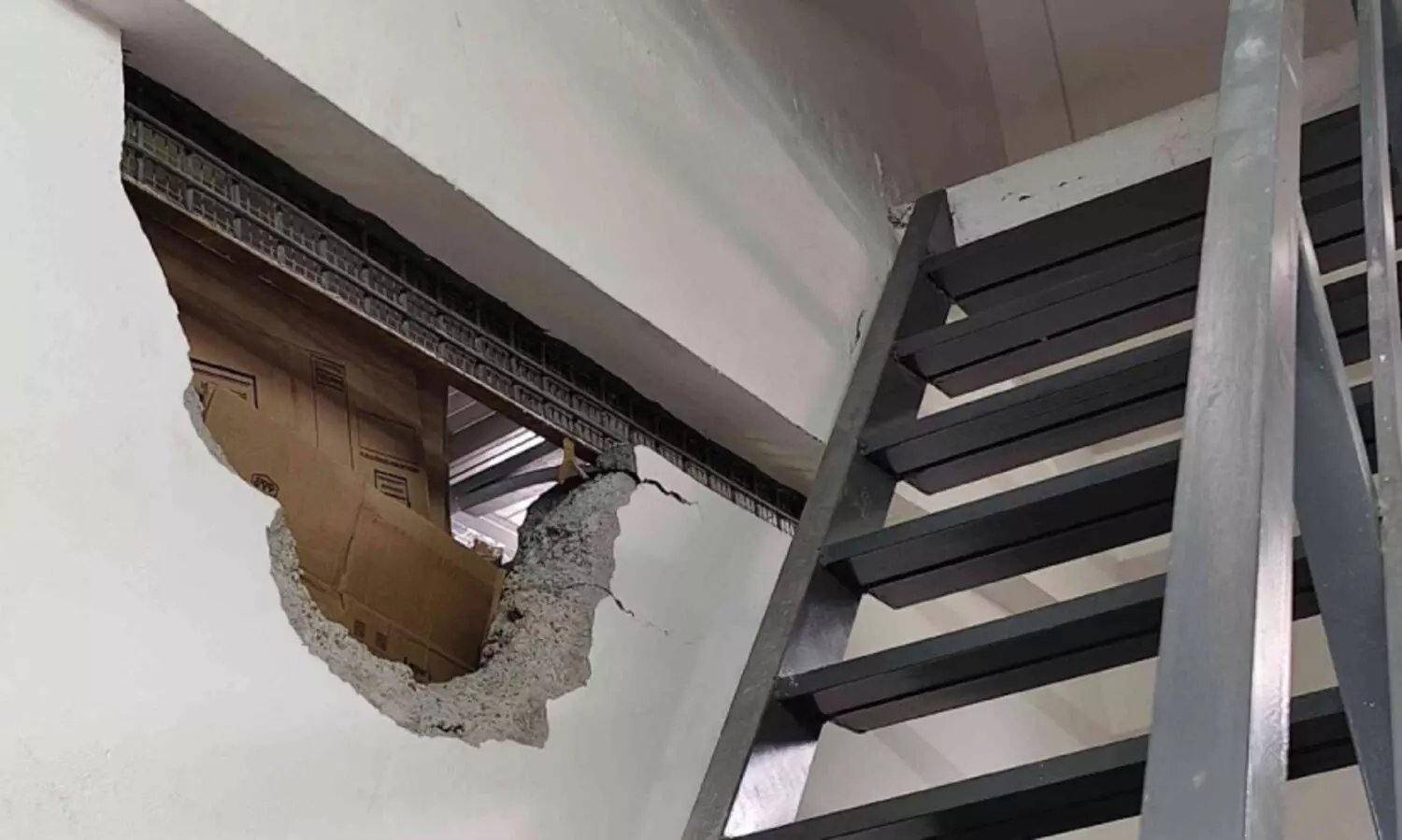 മദ്യവിൽപന കേന്ദ്രത്തിൽ ഭിത്തി തുരന്ന് മദ്യം കവർന്നു