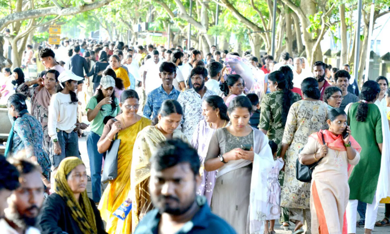 ഓണം കളറാക്കി മലയാളി