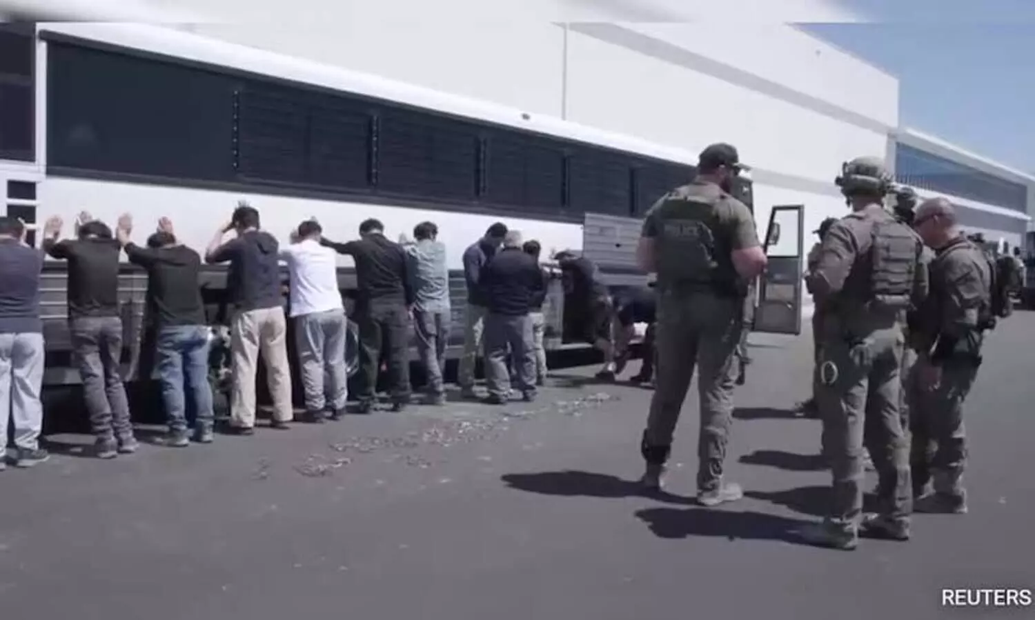 ഹ്യുണ്ടായ് പ്ളാന്റിലേക്ക് ഇരച്ചുകയറി യു.എസ് ഉദ്യോഗസ്ഥർ; 475 പേർ അറസ്റ്റിൽ, നടപടി കുടിയേറ്റ വിരുദ്ധ നീക്കത്തിന്റെ ഭാഗമെന്ന് വിശദീകരണം