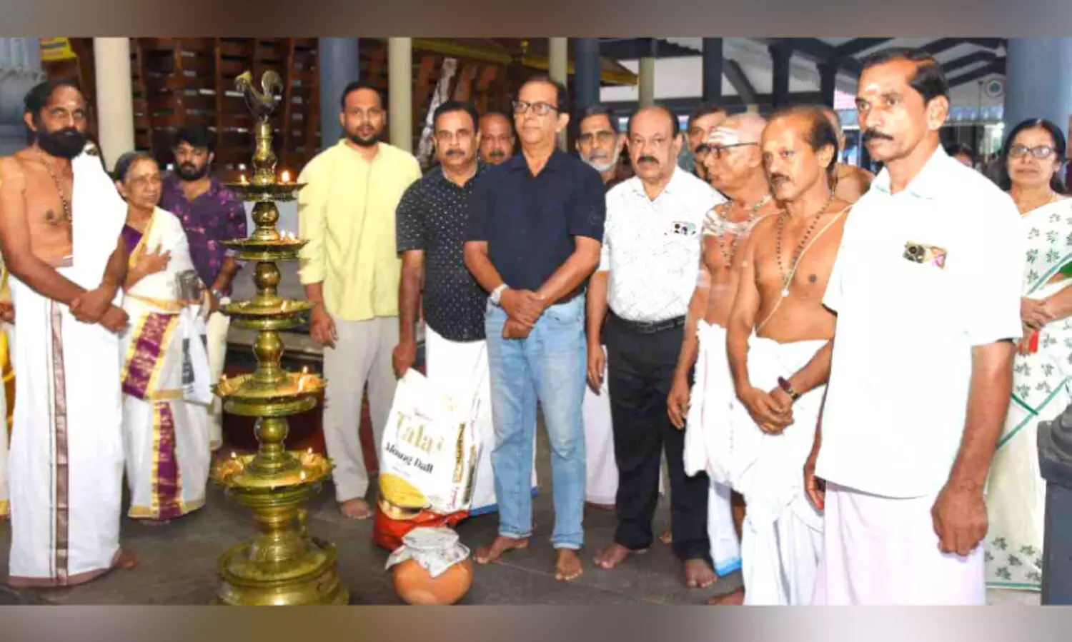 ഇ​ത് സാ​ഹോ​ദ​ര്യ​ത്തി​ന്റെ മ​ധു​രം നി​റ​ച്ച മ​ൺ​ക​ലം