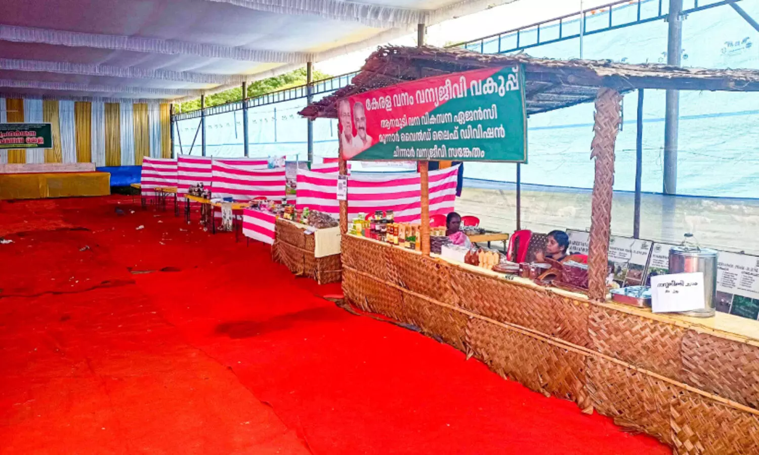 മേ​ള ഗ്രൗ​ണ്ടി​ൽ ശേ​ഷി​ക്കു​ന്ന സ്റ്റാ​ളു​ക​ൾ