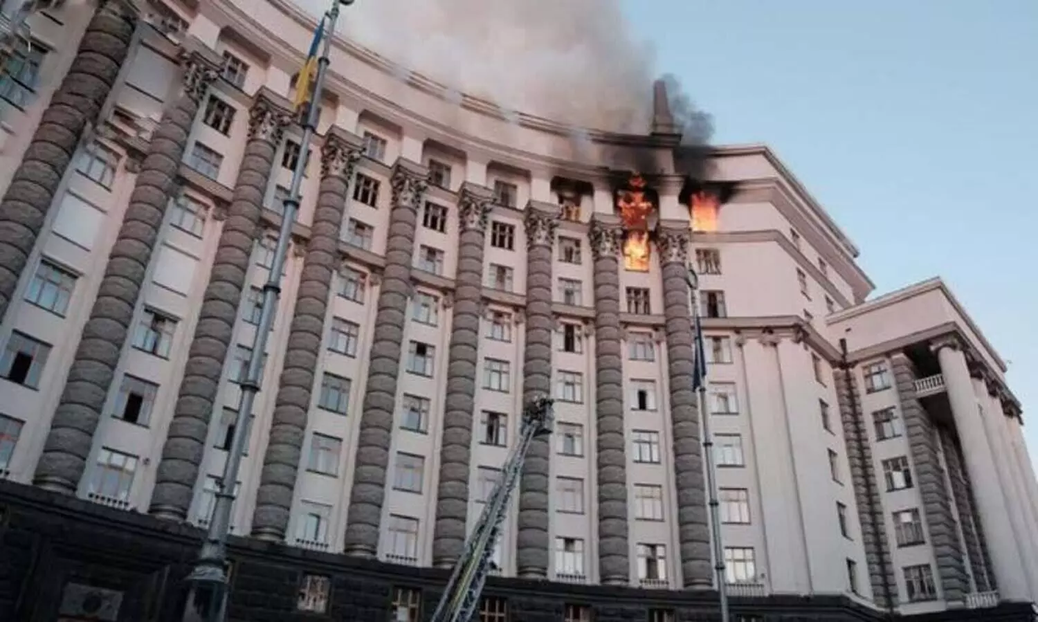 യുക്രെയ്നിൽ ആക്രമണം കടുപ്പിച്ച് റഷ്യ; കിയവിൽ സർക്കാർ കെട്ടിടത്തിൽ നിന്ന് പുകയുയരുന്നു