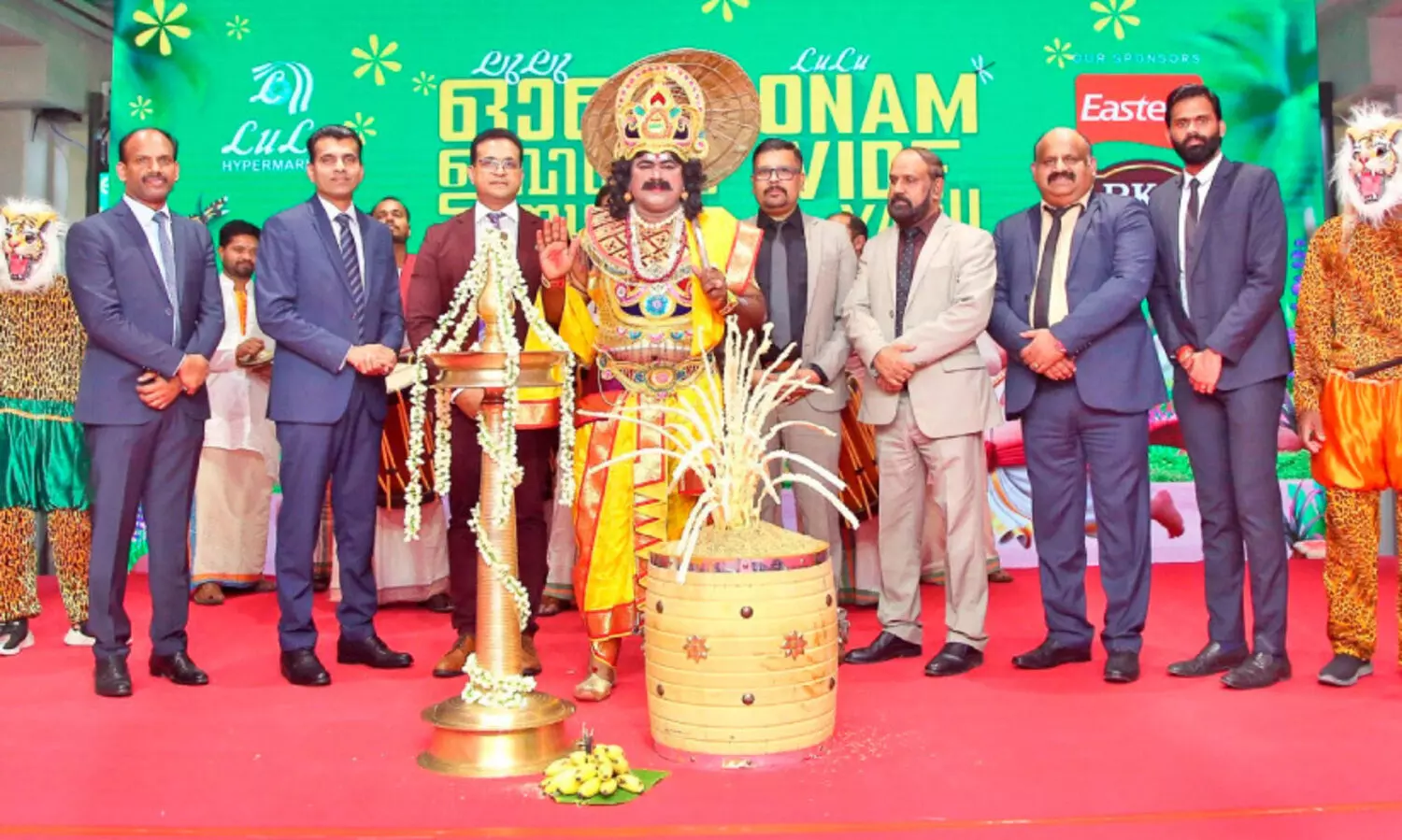 കേ​ര​ളീ​യ​ത്ത​നി​മ​യി​ൽ ലു​ലു ഹൈ​പ്പ​ർ​മാ​ർ​ക്ക​റ്റ് ഓ​ണാ​ഘോ​ഷം