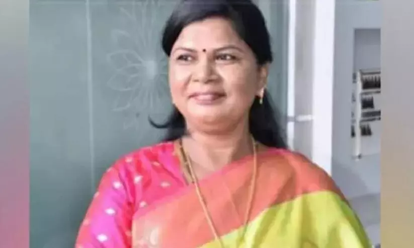 അഞ്ച് പവന്റെ സ്വർണമാല മോഷ്ടിച്ച കേസിൽ വനിത പഞ്ചായത്ത് പ്രസിഡന്റ് അറസ്റ്റിൽ