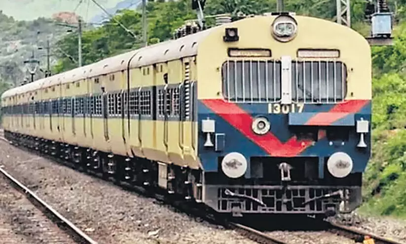 എറണാകുളം മെമുവിൽ കാലുകുത്താനിടമില്ല; കോച്ചുകൾ അനുവദിക്കുന്നതിൽ ഇരട്ടത്താപ്പ് എറണാകുളം മെമുവിൽ കാലുകുത്താനിടമില്ല; കോച്ചുകൾ അനുവദിക്കുന്നതിൽ ഇരട്ടത്താപ്പ്