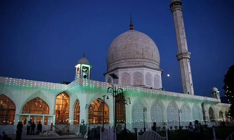 ജമ്മു കശ്മീരിൽ ആരാധനാലയത്തിലെ ദേശീയ ചിഹ്ന വിവാദം കത്തിക്കാൻ ബി.ജെ.പി; മത ചടങ്ങിലെ ഫലകത്തിൽ അശോക ചിഹ്നം സ്ഥാപിക്കേണ്ടതിന്റെ ആവശ്യകത എന്തായിരുന്നുവെന്ന് ഉമർ അബ്ദുല്ല