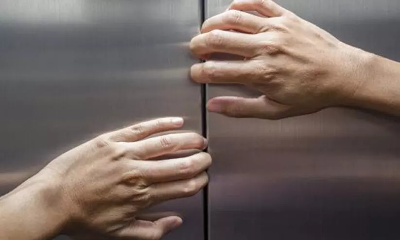 ലി​ഫ്​​റ്റി​ൽ കു​ടു​ങ്ങി യു​വാ​വ്​; ര​ക്ഷ​ക​രാ​യി അ​ഗ്നി​ര​ക്ഷാ​സേ​ന