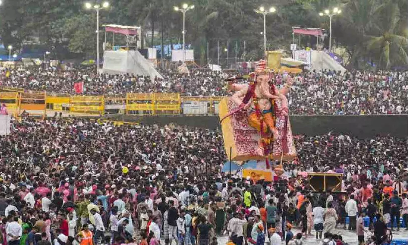 മുംബൈയിൽ ഘോഷയാത്രക്കിടെ ഗണേശ വിഗ്രഹം ഇലക്ട്രിക് വയറിൽ തട്ടി; വൈദ്യുതാഘാതമേറ്റ് ഒരു മരണം, 5 പേർക്ക് പരിക്ക് മുംബൈയിൽ ഘോഷയാത്രക്കിടെ ഗണേശ വിഗ്രഹം ഇലക്ട്രിക് വയറിൽ തട്ടി; വൈദ്യുതാഘാതമേറ്റ് ഒരു മരണം, 5 പേർക്ക് പരിക്ക്