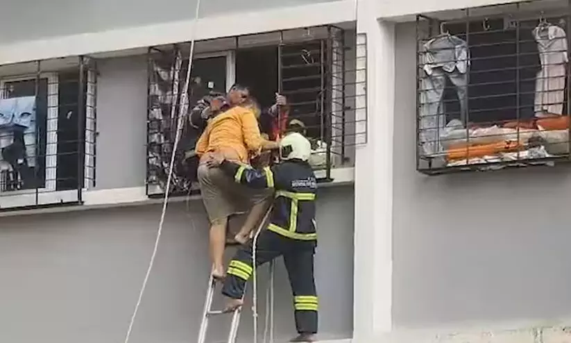 മുംബൈയിൽ 23നില കെട്ടിടത്തിന് തീപിടിച്ചു; ഒരാൾ മരിച്ചു, 19 പേർക്ക് പരിക്ക് മുംബൈയിൽ 23നില കെട്ടിടത്തിന് തീപിടിച്ചു; ഒരാൾ മരിച്ചു, 19 പേർക്ക് പരിക്ക്