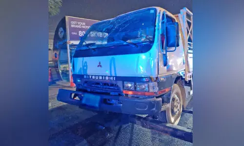 നി​യ​ന്ത്ര​ണം​വി​ട്ട ലോ​റി ബ​സ് സ്റ്റോ​പ്പി​ൽ ഇ​ടി​ച്ചു; ര​ണ്ടു പേ​ർ​ക്ക് പ​രി​ക്ക്