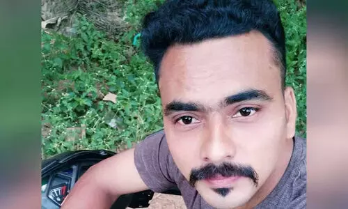 കാര്യവട്ടത്ത് മകനെ പിതാവ് വെട്ടിക്കൊന്നു; രക്തത്തിൽ കുളിച്ച നിലയിൽ മൃതദേഹം