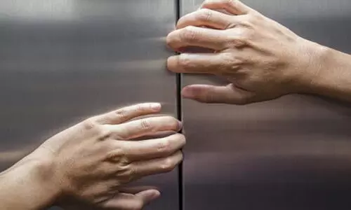 ലി​ഫ്​​റ്റി​ൽ കു​ടു​ങ്ങി യു​വാ​വ്​; ര​ക്ഷ​ക​രാ​യി അ​ഗ്നി​ര​ക്ഷാ​സേ​ന