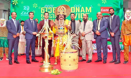 കേ​ര​ളീ​യ​ത്ത​നി​മ​യി​ൽ ലു​ലു ഹൈ​പ്പ​ർ​മാ​ർ​ക്ക​റ്റ് ഓ​ണാ​ഘോ​ഷം