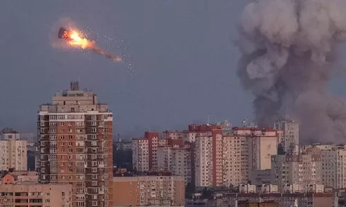 805 ഡ്രോണുകൾ ഉപ​യോഗിച്ച് കീവിൽ റഷ്യൻ ആക്രമണം; ​യുക്രെയ്ൻ മന്ത്രിസഭാ ആസ്ഥാനത്തിനുമേൽ പുക