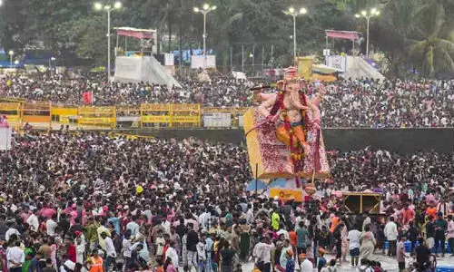 മുംബൈയിൽ ഘോഷയാത്രക്കിടെ ഗണേശ വിഗ്രഹം ഇലക്ട്രിക് വയറിൽ തട്ടി; വൈദ്യുതാഘാതമേറ്റ് ഒരു മരണം, 5 പേർക്ക് പരിക്ക്