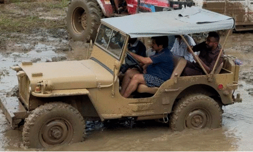 പാടത്തെ ചെളിയിൽ ജീപ്പ് ചീറിപായിച്ച് എം.എല്‍.എ; ആവേശമായി വണ്ടിപൂട്ട് മത്സരം