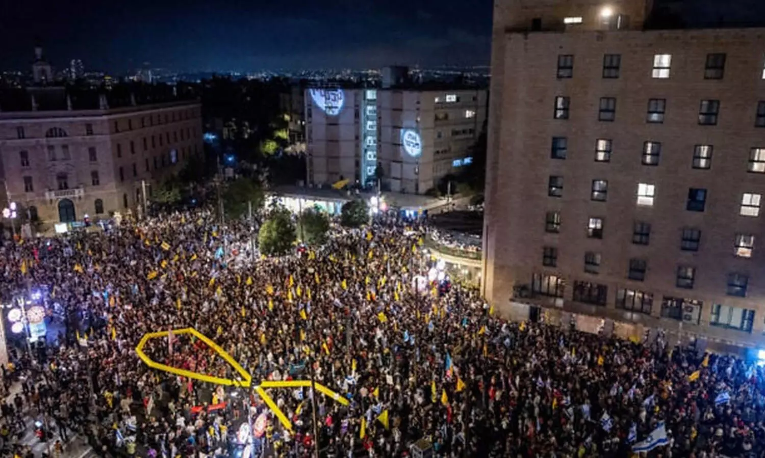 തടവുകാരെ ഹമാസ് ഗസ്സ സിറ്റിയിലേക്ക് മാറ്റിയതായി ബന്ധുക്കൾ; ഗസ്സ ആക്രമണം അവസാനിപ്പിക്കണ​മെന്നാവശ്യപ്പെട്ട് ഇസ്രായേലിൽ കൂറ്റൻ റാലി