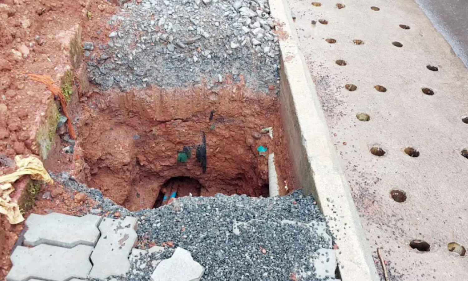 അ​ലം​ഭാ​വം വീ​ണ്ടും; ന​ട​പ്പാ​ത​യി​ൽ കു​ഴി​യെ​ടു​ത്ത​ത് മൂ​ടി​യി​ല്ല