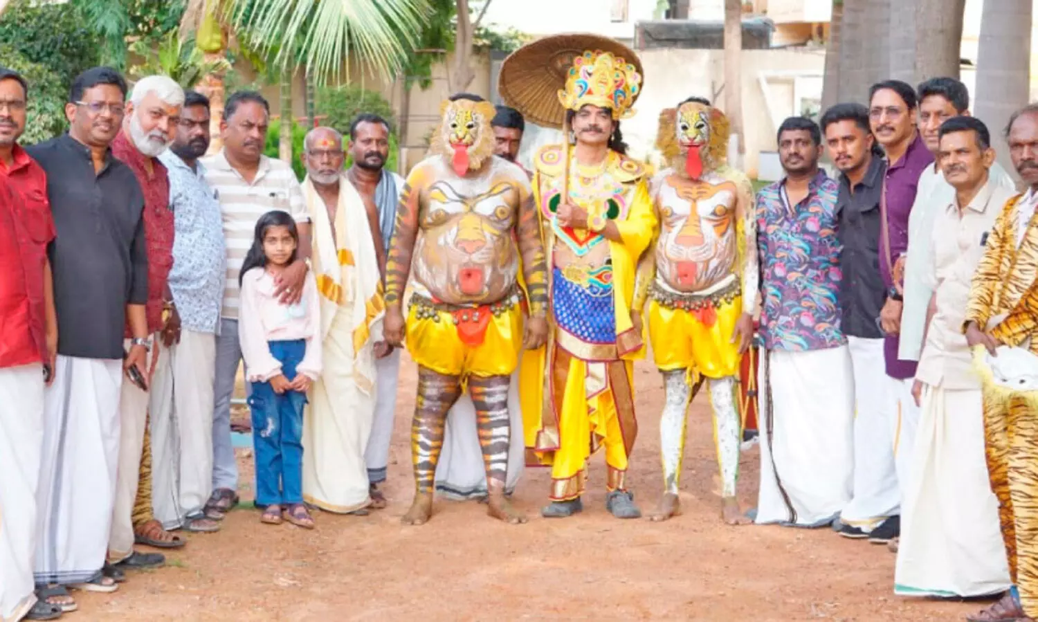 പു​ലി​ക​ളി​യു​മാ​യി കേ​ര​ള സ​മാ​ജ​ത്തി​ന്റെ ഗൃ​ഹാ​ങ്ക​ണ പൂ​ക്ക​ള മ​ത്സ​രം