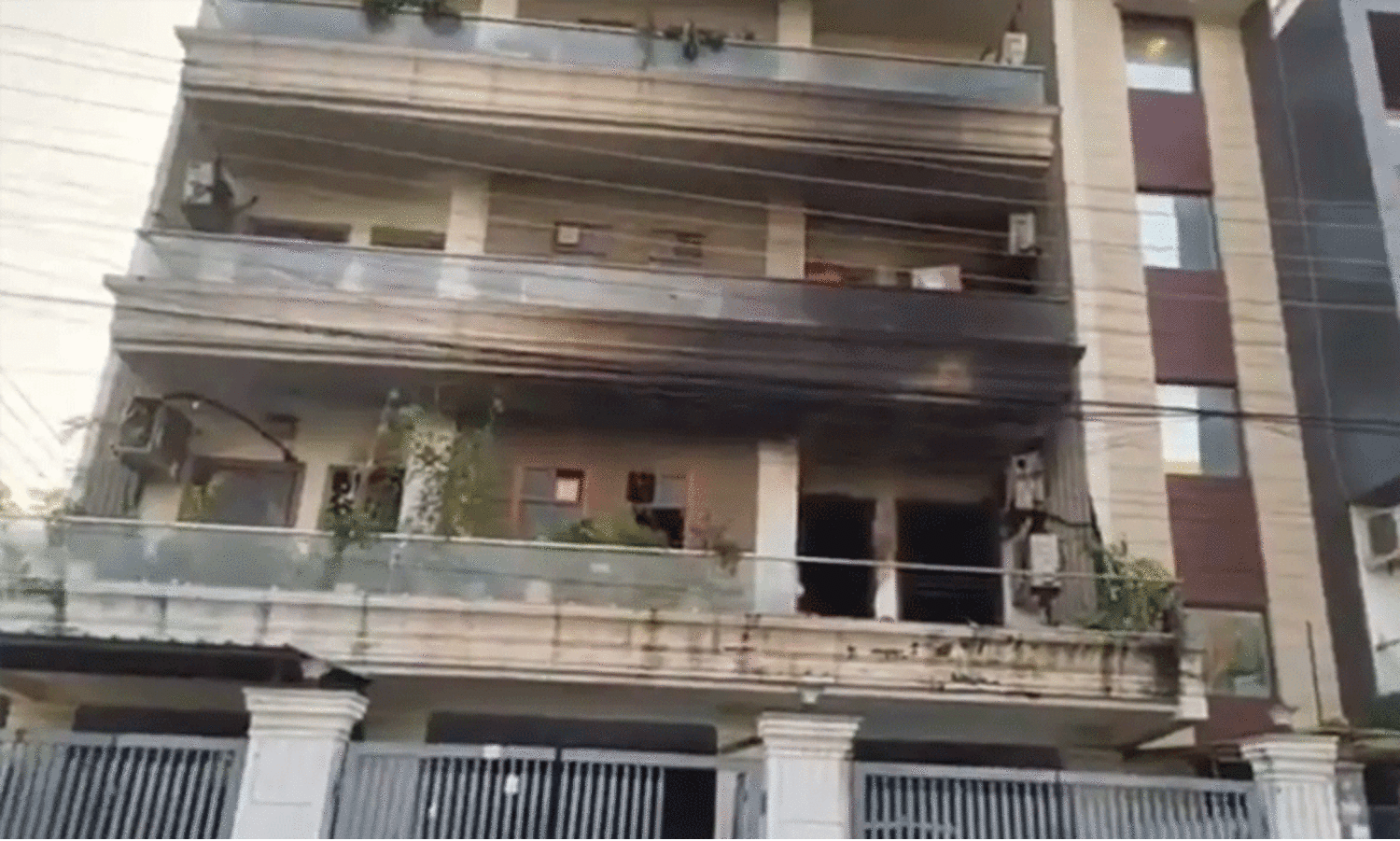 എയർകണ്ടീഷണർ പൊട്ടിത്തെറിച്ച് കുടുംബത്തിലെ മൂന്നുപേർ മരിച്ചു; ഒരാൾ ഗുരുതരാവസ്ഥയിൽ