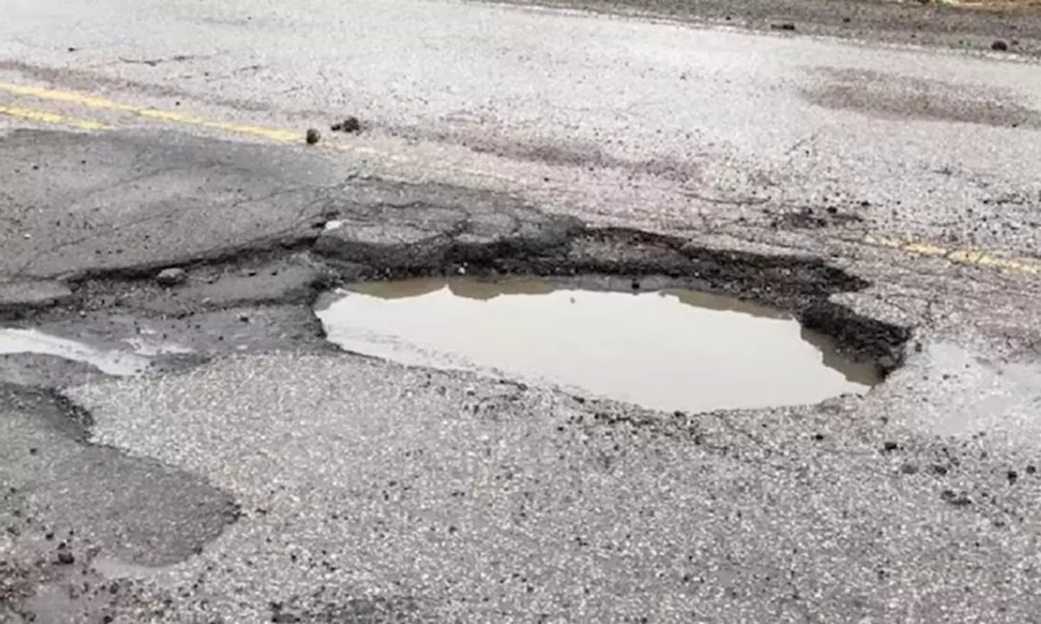 ഗര്‍ത്തങ്ങൾ നിറഞ്ഞ് റോഡുകള്‍; ദുരിത യാത്രയില്‍ ജനം