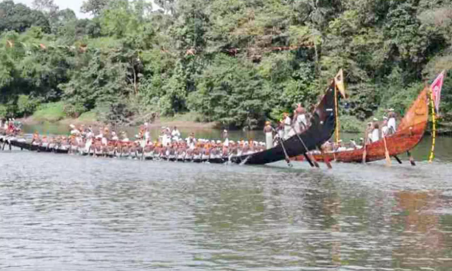 പമ്പയിൽ ആവേശത്തിരയായി പേരൂർച്ചാൽ ജലമേള