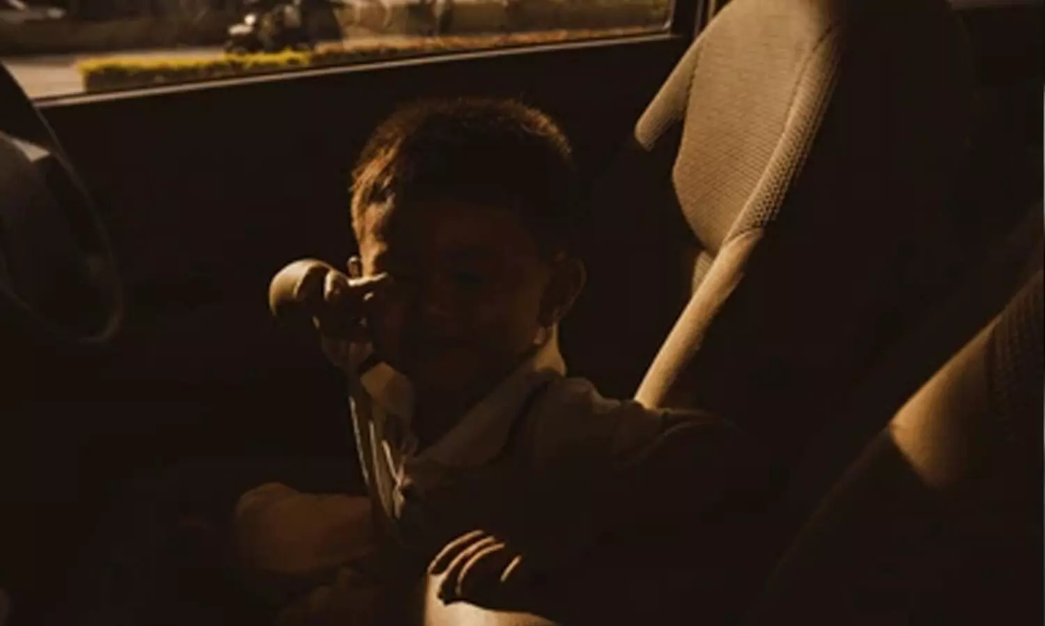 യാത്രക്കിടെ മിഠായി വാങ്ങാൻ കാർ നിർത്തിയ കുടുംബം നാലു വയസ്സുകാരനെ മറന്നു; കാറിന് പിറകെ നിലവിളിച്ചോടിയ കുട്ടിക്ക് രക്ഷകരായി നാട്ടുകാർ, സംഭവം മലപ്പുറം മങ്കടയിൽ