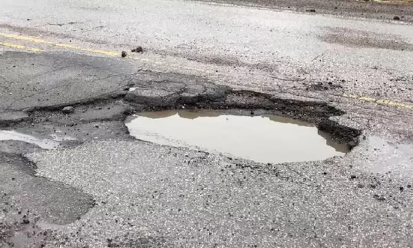 ഗര്ത്തങ്ങൾ നിറഞ്ഞ് റോഡുകള്; ദുരിത യാത്രയില് ജനം ഗര്ത്തങ്ങൾ നിറഞ്ഞ് റോഡുകള്; ദുരിത യാത്രയില് ജനം