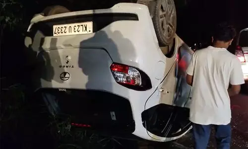 താമരശ്ശേരി ചുരത്തിൽ കാർ തലകീഴായി മറിഞ്ഞു