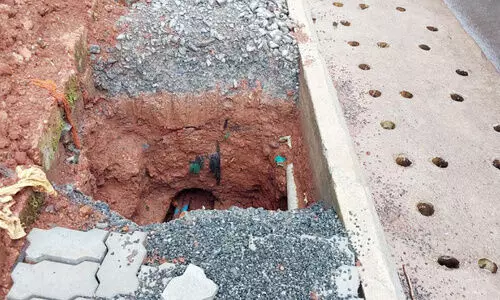 അലംഭാവം വീണ്ടും; നടപ്പാതയിൽ കുഴിയെടുത്തത് മൂടിയില്ല അലംഭാവം വീണ്ടും; നടപ്പാതയിൽ കുഴിയെടുത്തത് മൂടിയില്ല